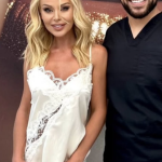 За пари ли закъса: Светлана Василева лъсна по нощница навън (Бившата плеймейтка сменя бялото с черно нощно облекло – Снимки)