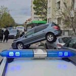 Автобус помете паркирани коли в Хасково