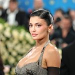 Буммм! Гръмна силиконът в бомбите на Кайли Дженър!