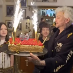 Филип Киркоров посреща гости за рождения си ден разрошен и по халат (Поп Кралят празнува с децата си и много близки приятели – Снимки)