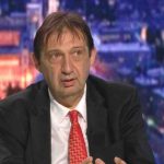 Държавата влиза в ролята си, олигархията се разбягва