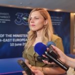 Министърката с голо рамо глобява шефката на протокола
