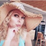 Това Албена Вулева ли е?! Заядливата устатница съблазнява с руси къдрици и изкусителен поглед! (няма да я познаете – СНИМКИ)