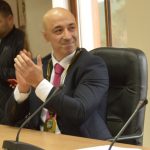 Гонят с камъни кмета на Созопол Тихомир Янакиев