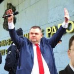 Момчето е тежко изнервено. Битката е на живот и смърт