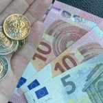 Кабинетът сваля минималната работна заплата с 30 евро