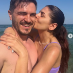 Михаела Филева се целува с гаджето на плажа