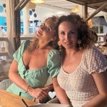Не сестри, а БЛИЗНАЧКИ: Мария Петрова и дъщеря й Елинор събраха очите на всички край морето! (СНИМКИ)