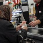 „Айде ма, дърто, миришеш на пръст“: Kасиер унижи брутално възрастна жена