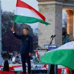 Свалиха имунитета на унгарския премиер Петер Мадяр, защото хвърлил чужд телефон в Дунав