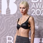 Щерката на Джъд Лоу изпъчи под сутиена… яйца на очи!