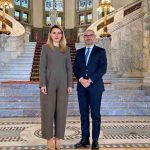 Естетически фалит: Нов тоалет на външната министърка пак взриви мрежата